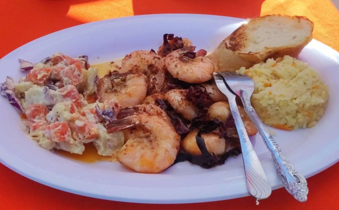 Brochetas de camarón a la parrilla con arroz y pan