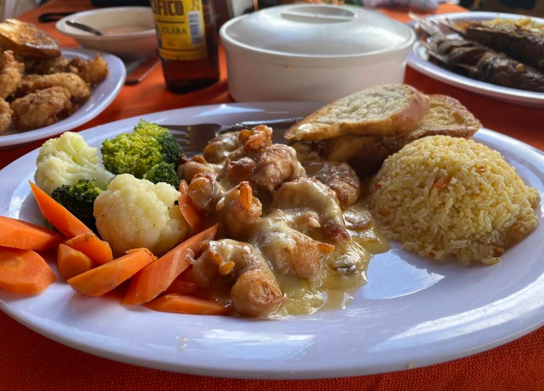 Camarones al ajo con verduras y arroz