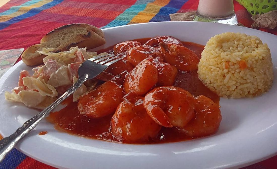 Camarones a la diabla con arroz y pan