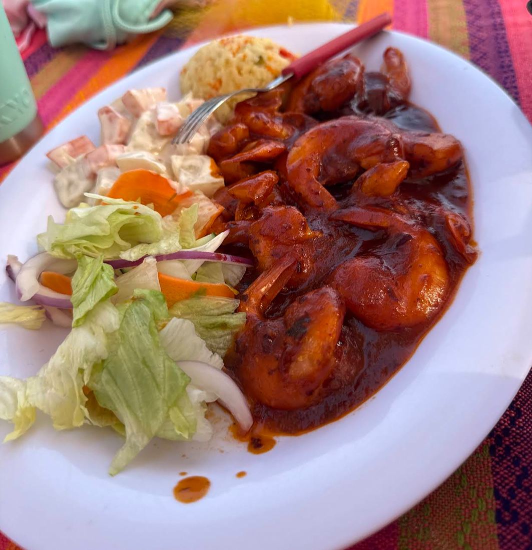 Camarones al tamarindo con ensalada y arroz